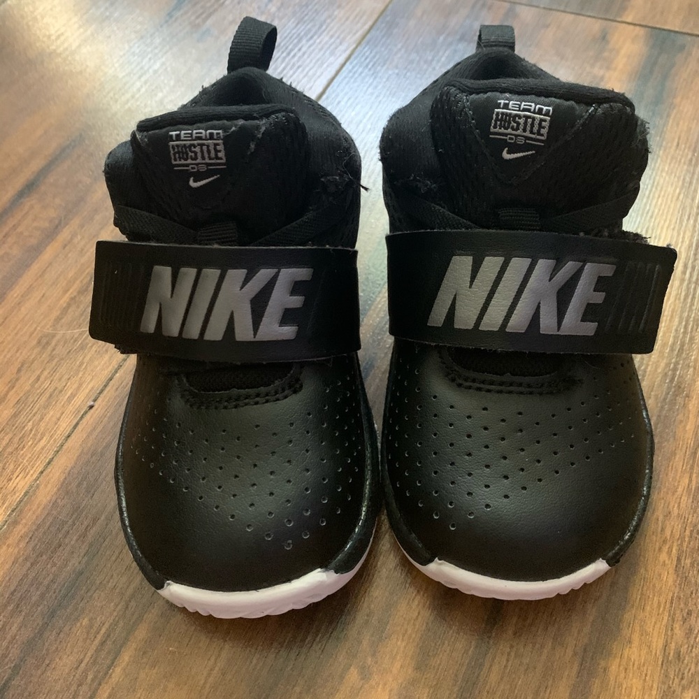 Nike team hustle D8 toddler shoe size 7